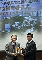 華南理工大學李元元校長（右）向香港中文大學副校長鄭振耀教授致送紀念品